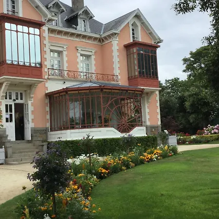 Villa Cozy Villa Situated In Saint-Germain-Sur-Ay With Parking